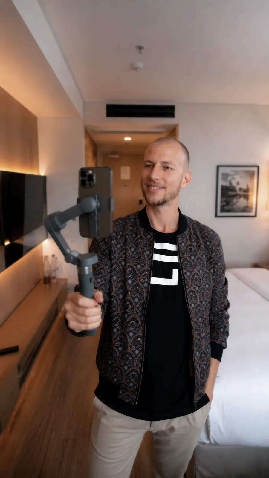 Dominik filmt im Hotelzimmer